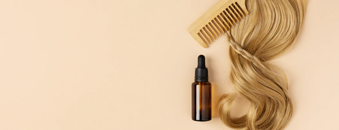 Kosmyk włosów z grzebieniem i olejkiem